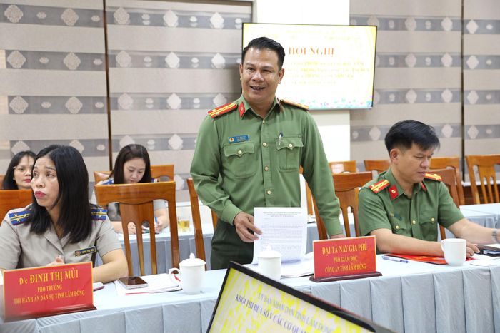 Đại tá Nay Gia Phú, Phó Giám đốc Công an tỉnh Lâm Đồng trao đổi tại hội nghị