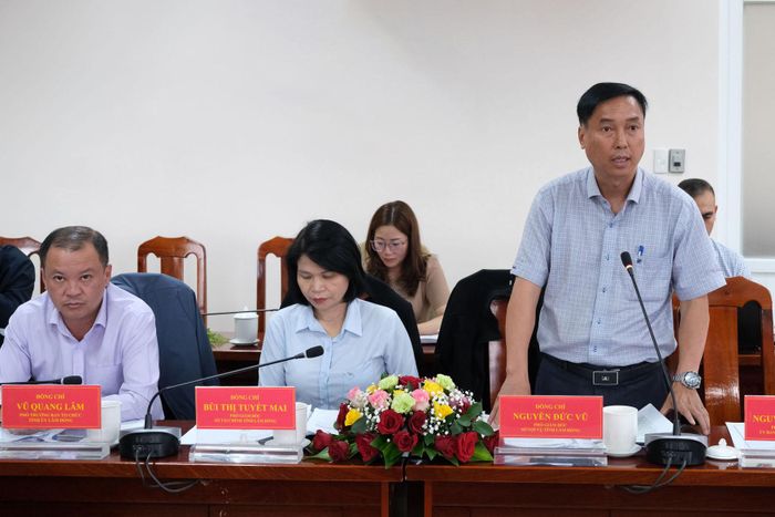 Phó Giám đốc Sở Nội vụ Nguyễn Đức Vũ giải đáp các khó khăn về biên chế mà nhà trường nêu lên