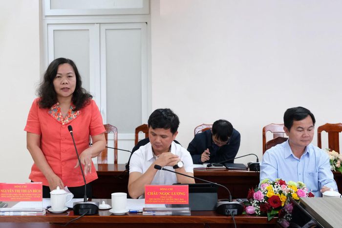 Đồng chí Nguyễn Thị Thuận Bích, Tỉnh ủy viên, Phó Chủ tịch HĐND tỉnh phát biểu tại buổi làm việc