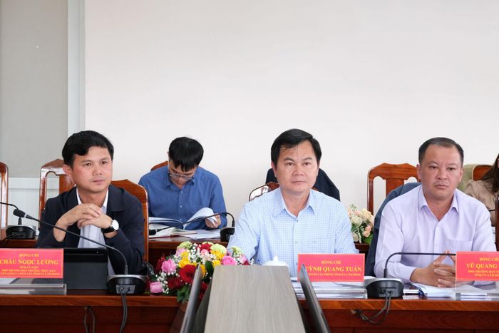 Đại diện lãnh đạo các ban, ngành dự buổi làm việc