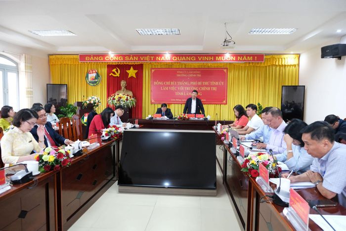 Quang cảnh buổi làm việc