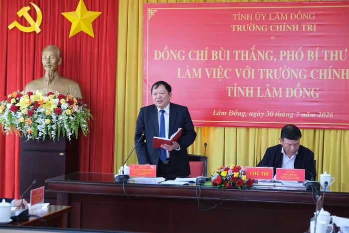 Tỉnh ủy viên, Hiệu trưởng Trường Chính trị tỉnh Lâm Đồng Nguyễn Vĩnh Phúc phát biểu tại buổi làm việc