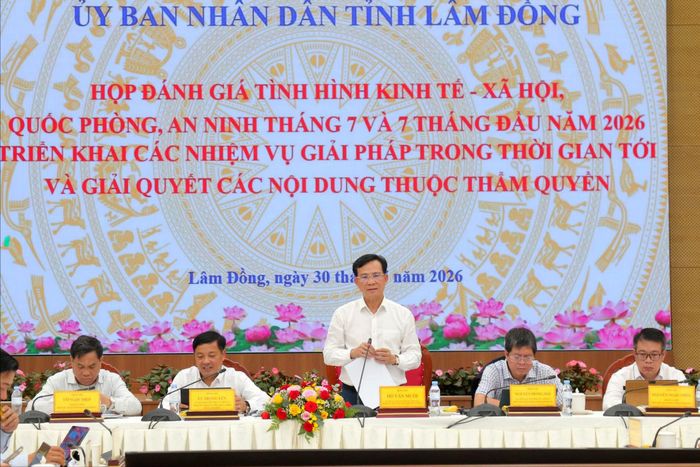Ủy viên Ban Chấp hành Trung ương Đảng, Phó Bí thư Tỉnh ủy, Chủ tịch UBND tỉnh Hồ Văn Mười và các Phó Chủ tịch UBND tỉnh chủ trì phiên họp