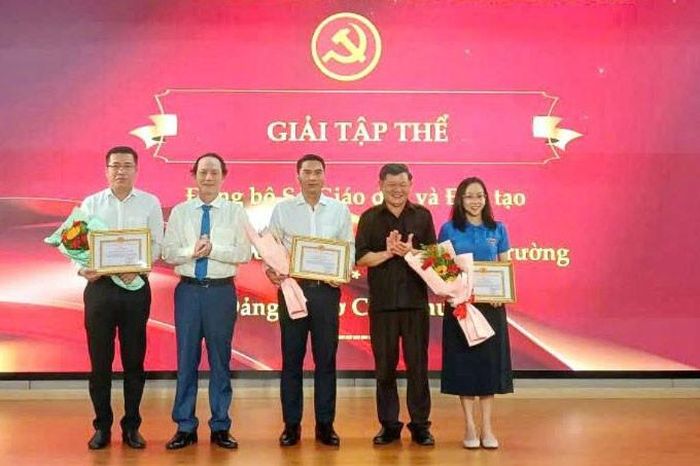 Ban tổ chức cuộc thi trao giải tập thể cho 3 tổ chức cơ sở Đảng: Đảng bộ Sở Giáo dục và Đào tạo; Đảng bộ Sở Nông nghiệp và Môi trường; Đảng ủy Sở Công Thương