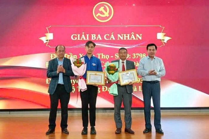 Ban tổ chức cuộc thi trao giải Ba cá nhân cho 2 thí sinh: Trần Xuân Thọ, Đảng bộ Trường Cao đẳng Đà Lạt và Nguyễn Mậu Tài, Đảng bộ Trường Đại học Đà Lạt