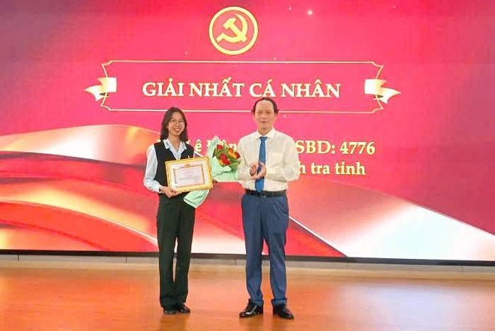 Đồng chí Trần Đình Nguyên, Phó Bí thư Đảng ủy UBND tỉnh trao giải Nhất cá nhân cho thí sinh Lê Đông Pha, Đảng bộ Thanh tra tỉnh