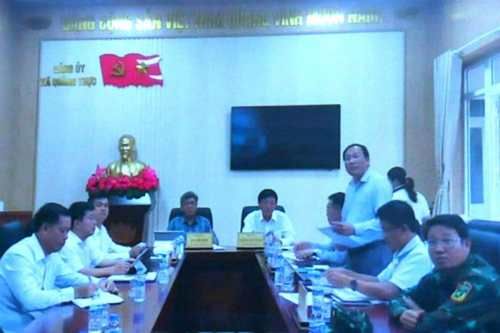 Giám đốc Ban Quản lý dự án Đầu tư xây dựng số 3 Hà Sỹ Sơn (chủ đầu tư) báo cáo tiến độ các công trình tại điểm cầu trực tuyến