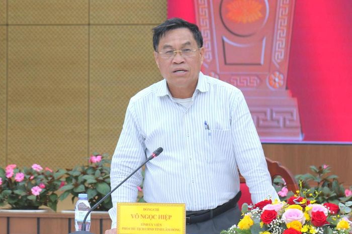 Tỉnh ủy viên, Phó Chủ tịch UBND tỉnh Võ Ngọc Hiệp yêu cầu chủ đầu tư, đơn vị thi công phối hợp chặt chẽ với địa phương, sở, ngành đẩy nhanh tiến độ, bàn giao các công trình trước năm học mới