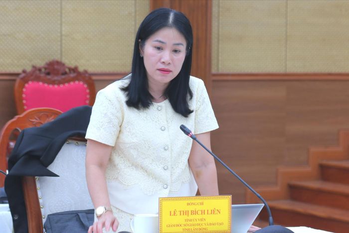 Giám đốc Sở Giáo dục và Đào tạo Lê Thị Bích Liên báo cáo công tác tuyển sinh giáo viên và kiện toàn Ban Giám hiệu các nhà trường nội trú