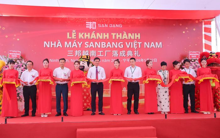 Các đại biểu thực hiện nghi thức cắt băng khánh thành Nhà máy SanBang Việt Nam.