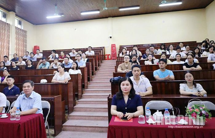 Quang cảnh lễ bế giảng.