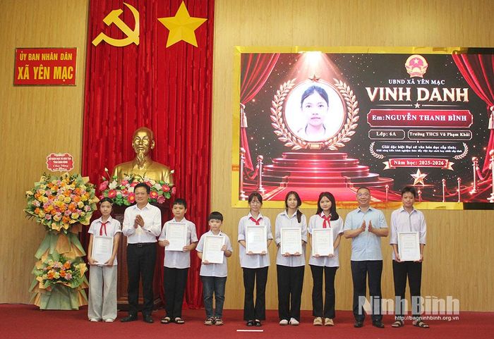 Các học sinh có thành tích xuất sắc trongnăm học 2025-2026 được vinh danh tại chương trình.
