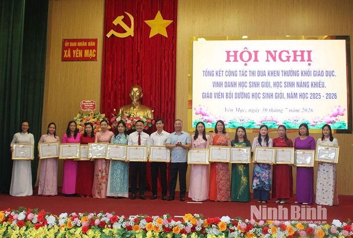 Lãnh đạo xã Yên Mạc khen thưởng tập thể, cá nhân có thành tích xuấtsắc trong năm học 2025-2026.