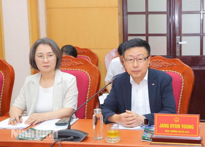 Ông Jang Hyun Young, Viện trưởng Viện Nghiên cứu Điện lực, Công ty Điện lực và Kỹ thuật Hàn Quốc phát biểu tại buổi làm việc.