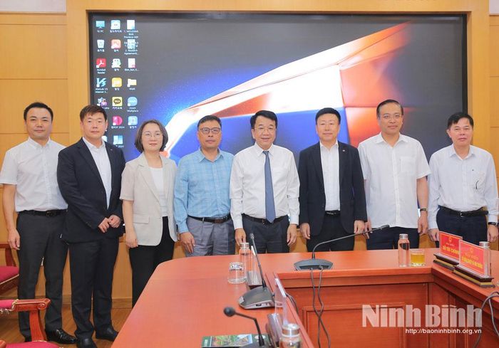 Các đại biểu chụp ảnh lưu niệm.