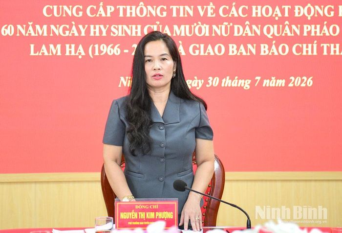 Đồng chí Nguyễn Thị Kim Phượng, Phó Trưởng Ban Tuyên giáo và Dân vận Tỉnh ủy phát biểu kết luận hội nghị.
