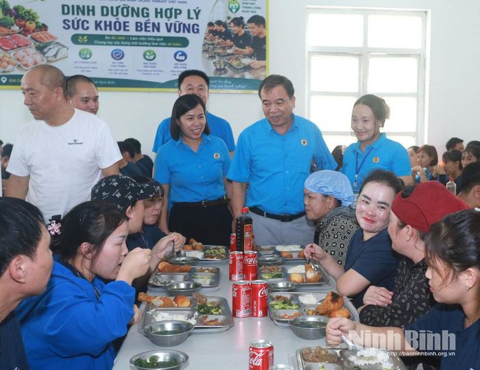 Lãnh đạo Liên đoàn Lao động tỉnh nói chuyện với người lao động tại chương trình “Bữa cơm Công đoàn”.