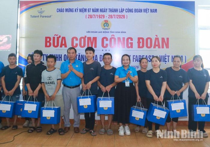 Lãnh đạo Liên đoàn Lao động tỉnh và Ban Công đoàn Khu công nghiệp khu vực Hòa Xá tặng quà cho đoàn viên, người lao động có hoàn cảnh khó khăn.