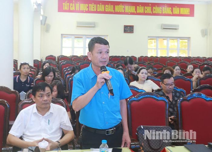Đại diện Công đoàn cơ sở Công ty Cổ phần Công trình đô thị Nam Định nêu ý kiến tại Diễn đàn. Ảnh: Hồng Ngọc