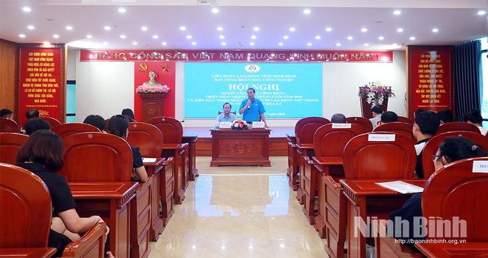 Lãnh đạo LĐLĐ tỉnh trả lời câu hỏi của người lao động tại Diễn đàn. Ảnh: Hồng Ngọc