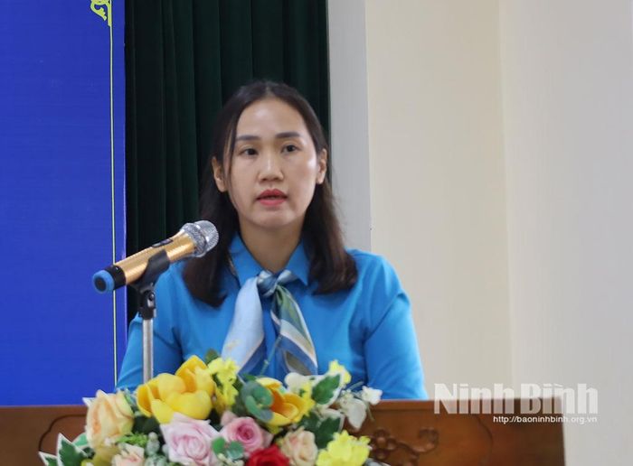 Lãnh đạo Ban Công đoàn KCN giải đáp một số ý kiến của đoàn viên và người lao động tại hội nghị. Ảnh: Phạm Hiền