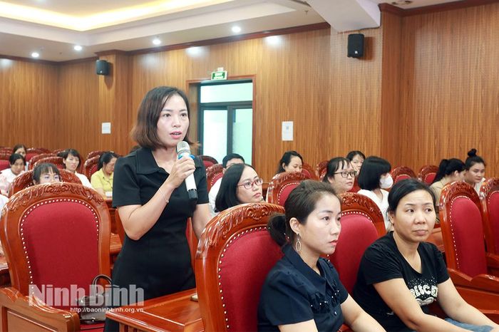 Đại diện người lao động nêu ý kiến tại Diễn đàn. Ảnh: Hồng Ngọc