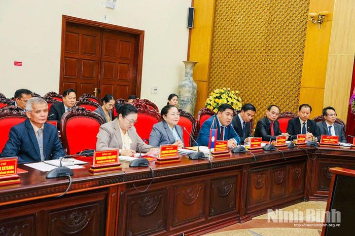 Các đại biểu dự buổi làm việc.