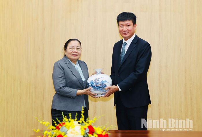Đồng chí Trần Huy Tuấn, Ủy viên Trung ương Đảng, Bí thư Tỉnh ủy trao quà lưu niệm cho đồng chí Trưởng Ban Tổ chức Trung ương Đảng Nhân dân Cách mạng Lào Sisay Luedethmounsone.