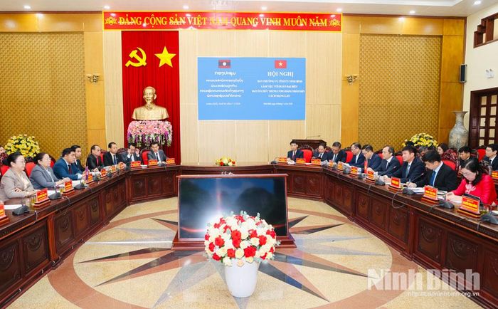 Quang cảnh buổi làm việc.