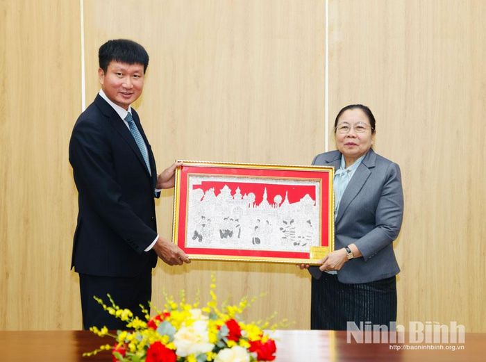 Đồng chí Trưởng Ban Tổ chức Trung ương Đảng Nhân dân Cách mạng Lào Sisay Luedethmounsone trao quà lưu niệm cho đồng chí Trần Huy Tuấn, Ủy viên Trung ương Đảng, Bí thư Tỉnh ủy.