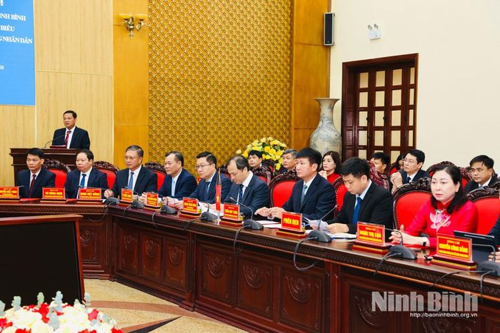 Các đại biểu dự buổi làm việc.