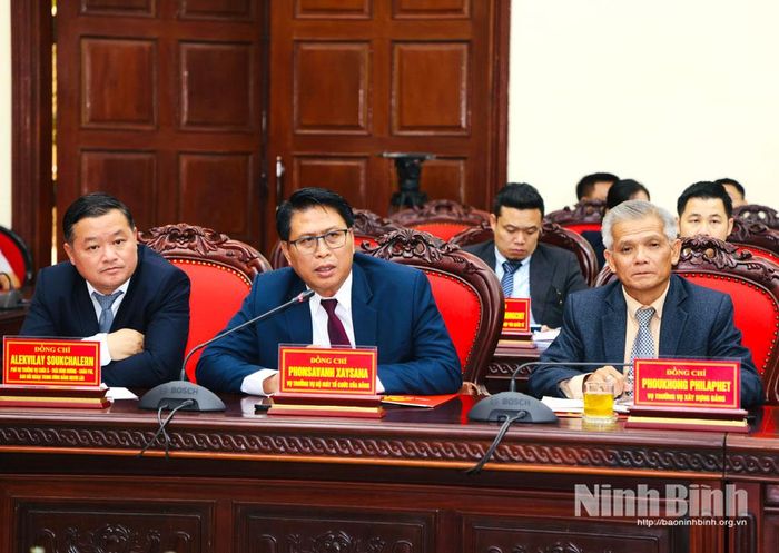Đồng chí Phonsavanh Xaysana, Vụ trưởng Vụ Bộ máy tổ chức, Ban Tổ chức Trung ương Đảng Nhân dân Cách mạng Lào phát biểu tại buổi làm việc.