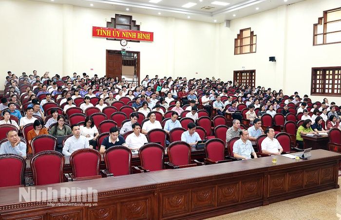 Các đại biểu dự hội nghị tại điểm cầu Tỉnh ủy Ninh Bình.