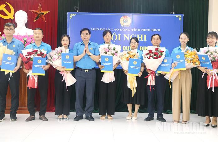 Đồng chí Nguyễn Hải Long, Tỉnh ủy viên, Phó Chủ tịch Ủy ban MTTQ Việt Nam tỉnh, Chủ tịch LĐLĐ tỉnh trao Quyết định thành lập Công đoàn cơ sở cho các doanh nghiệp.