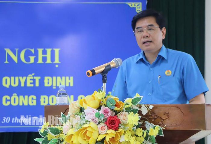 Đồng chí Nguyễn Hải Long, Tỉnh ủy viên, Phó Chủ tịch Ủy ban MTTQ Việt Nam tỉnh, Chủ tịch LĐLĐ tỉnh phát biểu tại hội nghị.