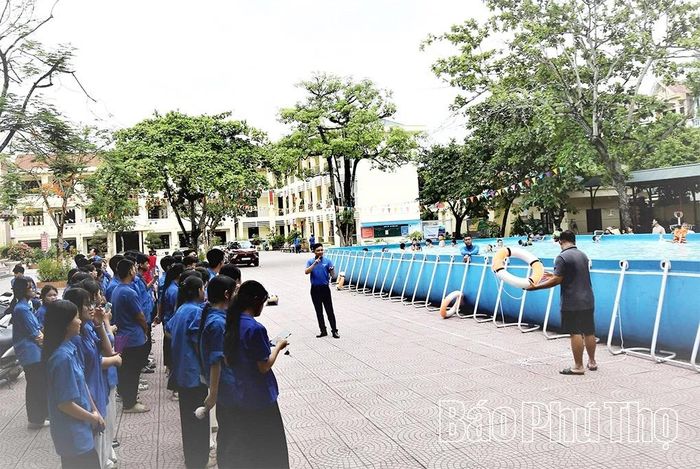 Đoàn Thanh niên phường Hòa Bình phối hợp tổ chức tuyên truyền, trang bị kỹ năng phòng, chống đuối nước cho thanh, thiếu niên trên địa bàn.