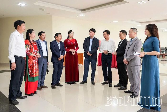 Lãnh đạo Hội Nhà báo Phú Thọ và Hội Nhà báo các tỉnh trong cụm thi đua trao đổi kinh nghiệm công tác Hội.