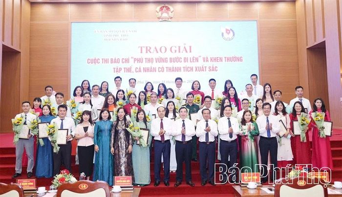 Các đồng chí lãnh đạo tỉnh và đại biểu chụp ảnh lưu niệm với tác giả, nhóm tác giả đạt giải cuộc thi báo chí “Phú Thọ vững bước đi lên”.