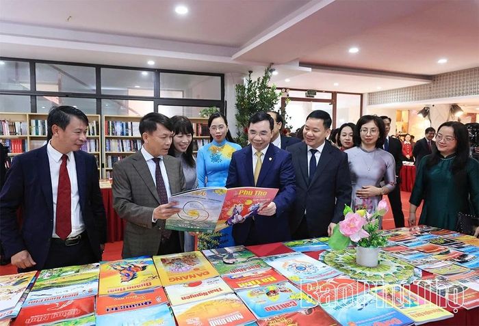 Các đại biểu thăm gian trưng bày Hội báo Xuân Phú Thọ năm 2026.