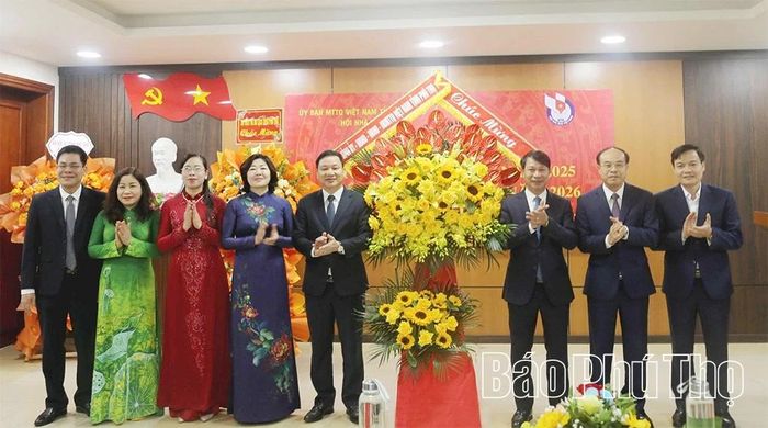 Các đồng chí: Vi Mạnh Hùng - Ủy viên Ban Thường vụ Tỉnh ủy, Giám đốc Báo và Phát thanh, truyền hình Phú Thọ; Nguyễn Khắc Hiếu - Tỉnh ủy viên, Phó Chủ tịch UBND tỉnh tặng hoa chúc mừng Hội Nhà báo tỉnh Phú Thọ nhân dịp ra mắt Hội (sau hợp nhất).