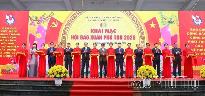 Các đại biểu cắt băng khai mạc Hội báo Xuân Phú Thọ năm 2026.