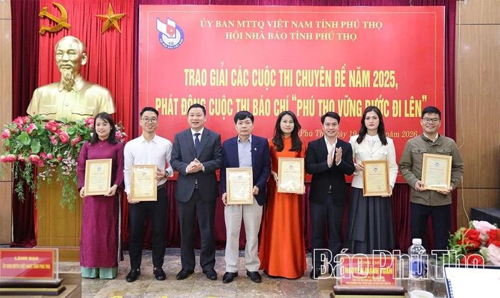 Đồng chí Nguyễn Mạnh Tuấn - Ủy viên Ban Chấp hành Hội Nhà báo Việt Nam, Phó trưởng Ban Tuyên giáo và Dân vận Tỉnh ủy, Chủ tịch Hội Nhà báo tỉnh trao giải A cuộc thi chuyên đề của Hội Nhà báo tỉnh cho các tác giả, nhóm tác giả đạt giải.