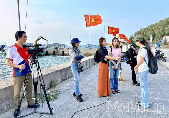 Phóng viên Báo và Phát thanh, truyền hình Phú Thọ cùng các đồng nghiệp tỉnh bạn tác nghiệp tại Trường Sa.