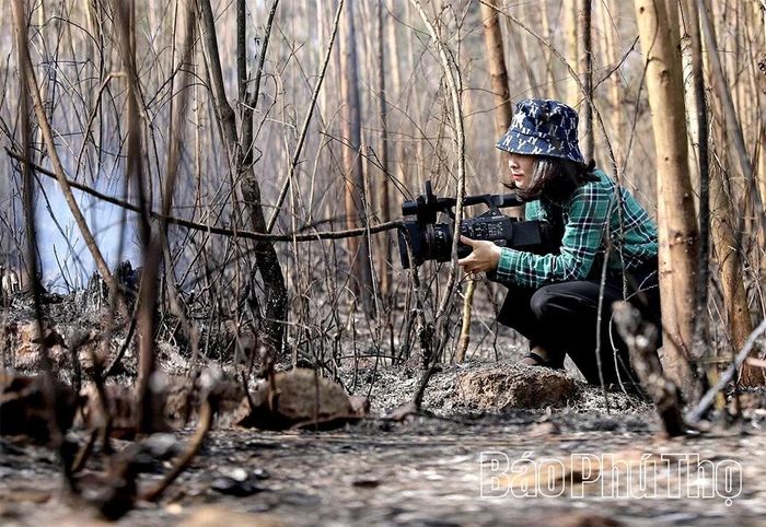 Hội viên Chi hội Nhà báo Thường trú tác nghiệp sau một trận cháy rừng.