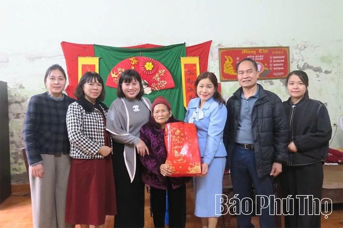 Đại diện lãnh đạo Hội Nhà báo tỉnh tặng quà Mẹ liệt sĩ ở phường Hòa Bình dịp Tết Nguyên đán Bính Ngọ 2026.