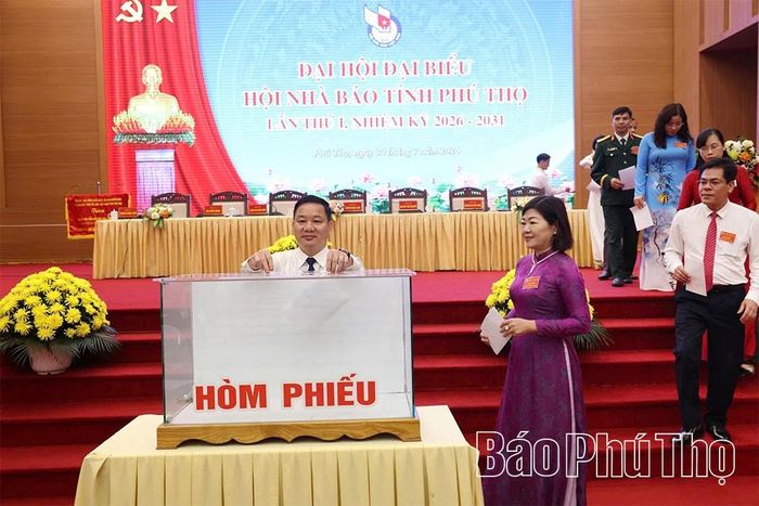 Các đại biểu bỏ phiếu bầu cử.