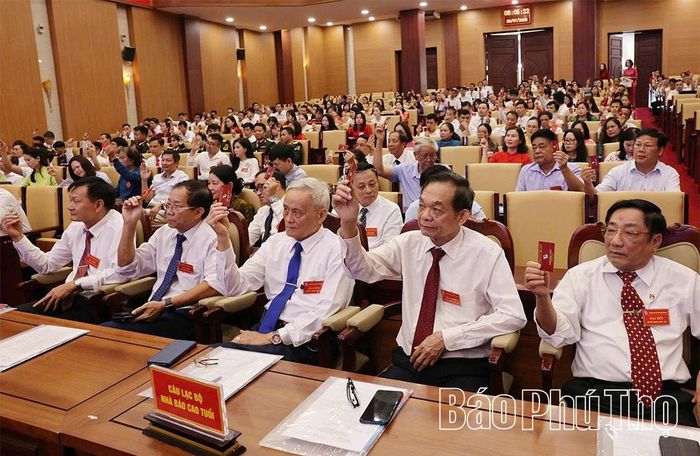 Các đại biểu biểu quyết thống nhất bầu cử.