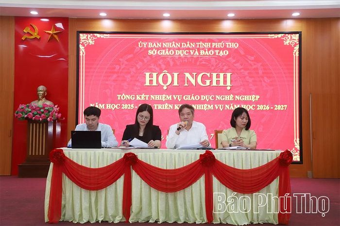 Đại diện lãnh đạo Sở Giáo dục và Đào tạo, các phòng chuyên môn trực thuộc điều hành phần thảo luận tại hội nghị.