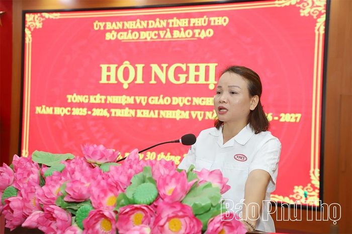 Đại diện Công ty TNHH Công nghiệp chính xác Việt Nam 1 tham luận về công tác phối hợp đào tạo lao động giữa doanh nghiệp và nhà trường.