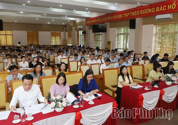 Các đại biểu dự hội nghị.